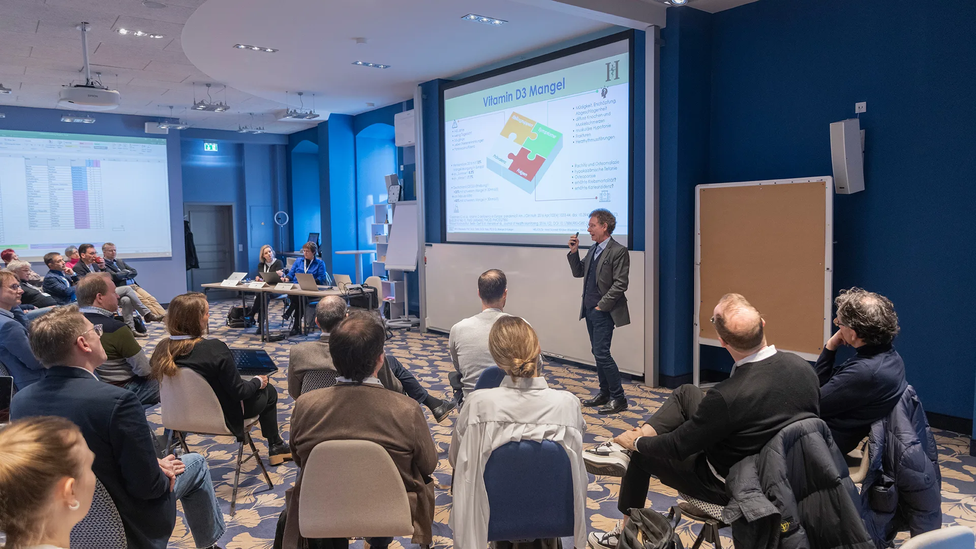 Ein Konferenzsaal, in dem ein Vortrag vorgetragen wird.