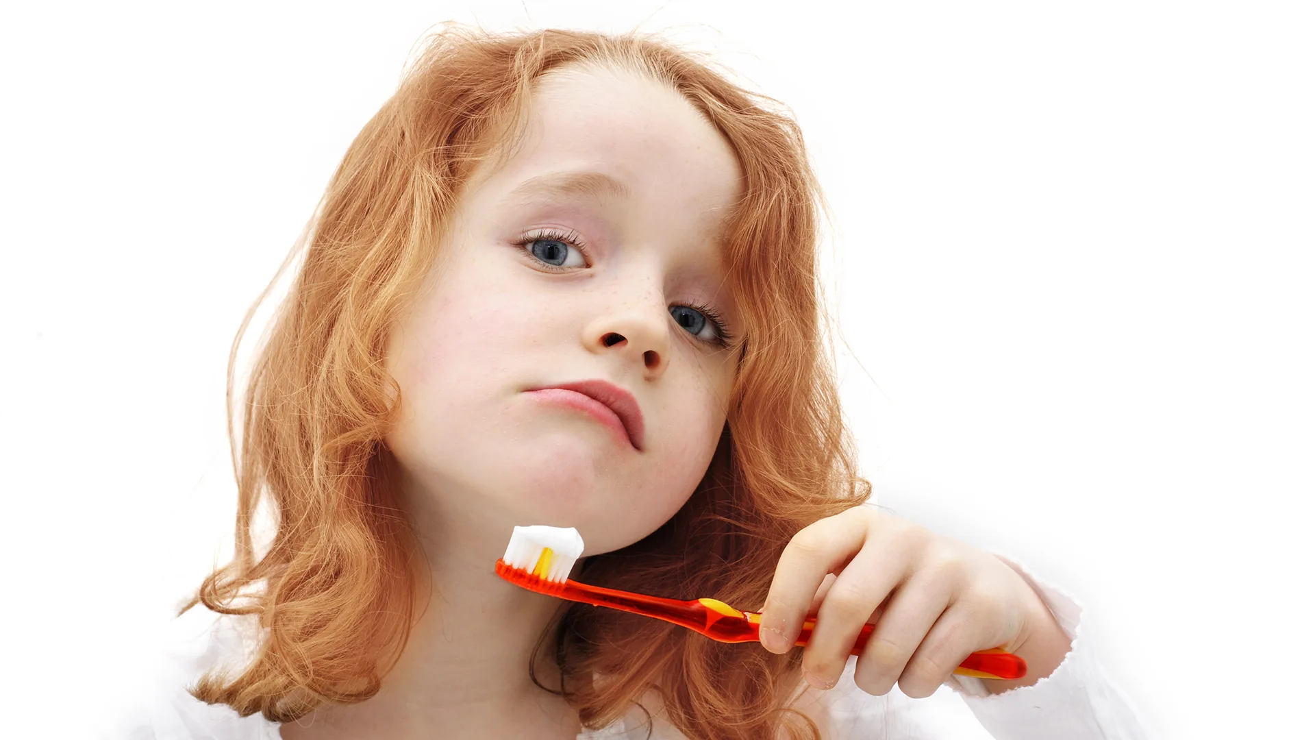 Ein Kind hält eine Zahnbürste.