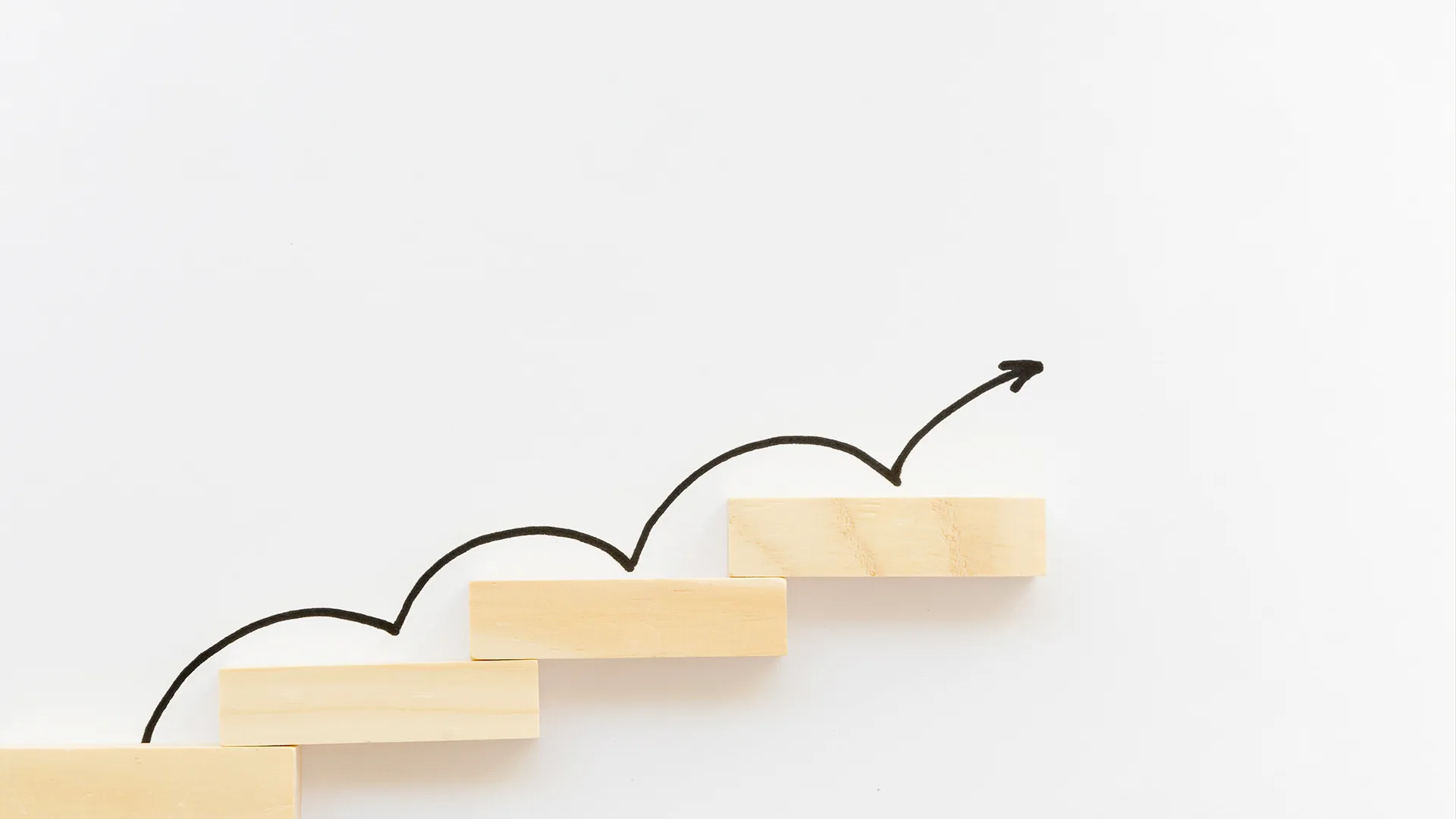 Holzklötze die sich wie eine Treppe stapeln.