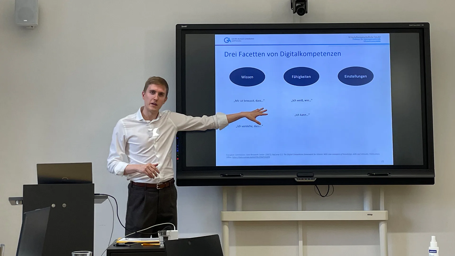 Ein Mann hält einen Vortrag