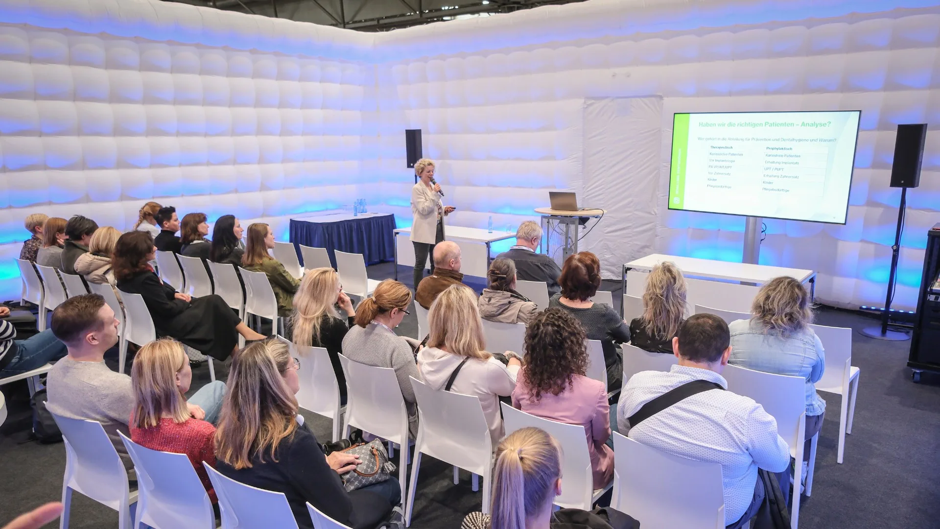 Menschen sitzen bei einem Vortag während einer FACHDENTAL.