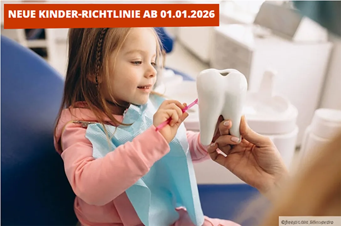 Ein Kleinkind putzt mit einer Zahnbürste einen großen Zahn.