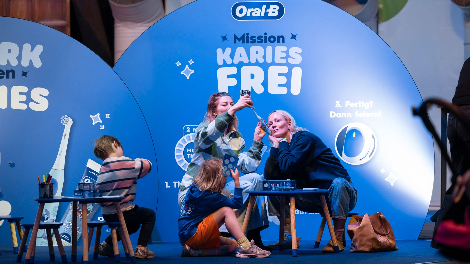 Bild der Messe von zwei Frauen mit kleinen Kindern