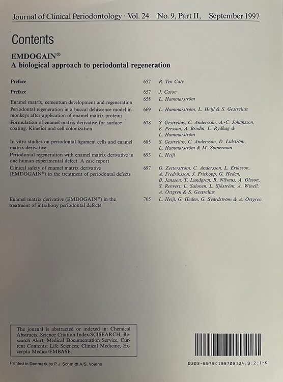 Abb. 1b: Rückseite der Ausgabe (a) mit Autoren und Titeln der Publikationen. Illustriert ist die systematische wissenschaftliche Entwicklung eines völlig neuen biologischen Ansatzes zur Regeneration des Zahnhalteapparates mit dem Produkt EMD. EMD enthält unter anderem SMP – sogenannte Amelogenine –, welche, wie man heute weiß nicht nur die Regeneration des Zahnhalteapparates initiieren, sondern vielmehr pluripotente Effekte auf eine breite Palette von unterschiedlichen humanen, nicht nur oralen Zellen aufweisen. Ausgehend von einer Übersicht zu den biologischen Effekten von Amelogeninen folgten zunächst Tierversuche, pharmakologische Studien und In-vitro-Analysen des entwickelten Produkts. Nachdem die Applikation in einem humanen experimentellen Defekt vielversprechende histologische Ergebnisse generiert hatte, wurde die klinische Sicherheit evaluiert und schlussendlich eine klinische randomisierte Multicenter-Studie zur Wirksamkeit in parodontalen knöchernen Defekten durchgeführt. EMD wurde Anfang der 1990er-Jahre von schwedischen und amerikanischen Wissenschaftlern in Kooperation mit der Firma Biora AB (Malmö, Schweden) entwickelt. Heute wird EMD von der Firma Straumann (Basel, Schweiz) produziert und vertrieben.