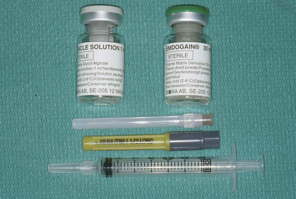 Abb. 2a u. b: Die erste kommerziell verfügbare Darreichung von SMP bestand anfänglich noch aus zwei Komponenten – dem Amelogenin-haltigen Proteingemisch und dem PGA-Trägergel. Vor der Applikation in den entsprechenden parodontalen Defekt mussten die Komponenten gemischt werden. Später wurde dann eine Ready-to-Use-Spritze eingeführt, welche das klinische Vorgehen vereinfacht.