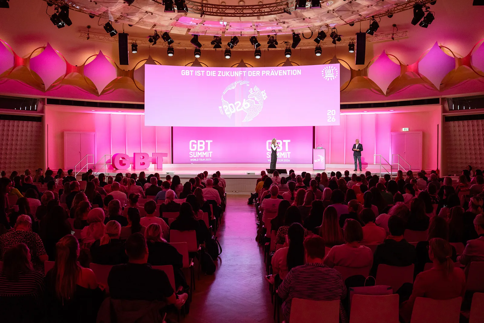 Volles Haus: Mit rund 450 Teilnehmerinnen und Teilnehmern war der 4. GBT Summit wie gewohnt vollständig ausverkauft. Der Event stieg am 28. Februar 2026 im bcc Tagungszentrum am Alexanderplatz, im Herzen Berlins.