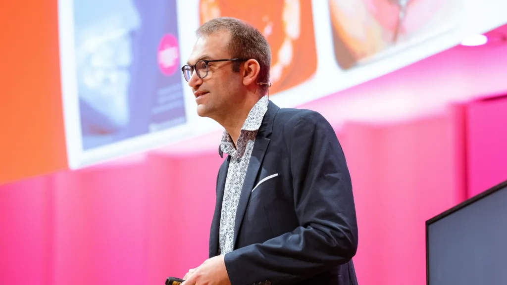 „Kinder mit hohem Kariesrisiko profitieren besonders von Fluoridierung und professioneller Prophylaxe“: Privatdozent Dr. Julian Schmoeckel plädiert auch in der Prävention für einen sozialen Blickwinkel.