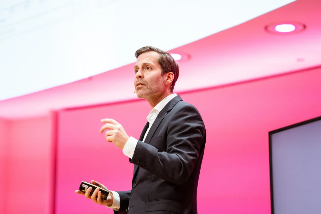 „Diagnostische KI-Software unterstützt wesentlich die Patientenkommunikation“: Prof. Dr. Falk Schwendicke von der Ludwig-Maximilian-Universität München plädiert für eine gründliche Beschäftigung von Medizinern mit der neuen Technologie.