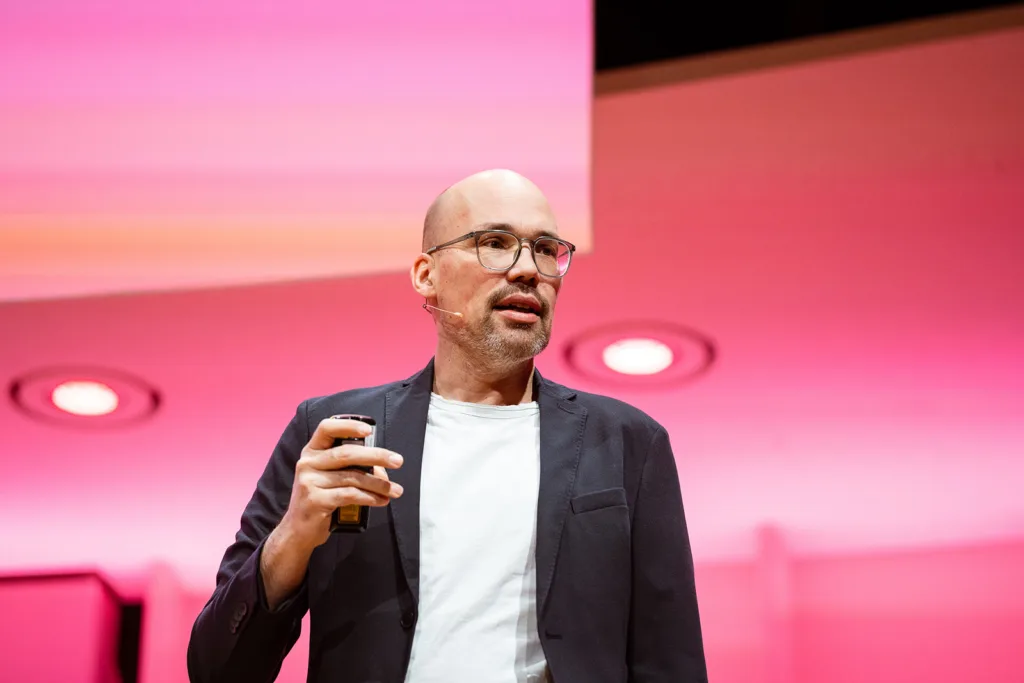 „Radiale Stoßwellentherapie mit dem EMS DolorClast® ist anderen Produkten überlegen“: Sport-Physiotherapeut Alexander Ablaß erläutert Heilungsmechanismen, Ausstellungsbesucher konnten die Methode selbst testen oder sich beraten lassen.