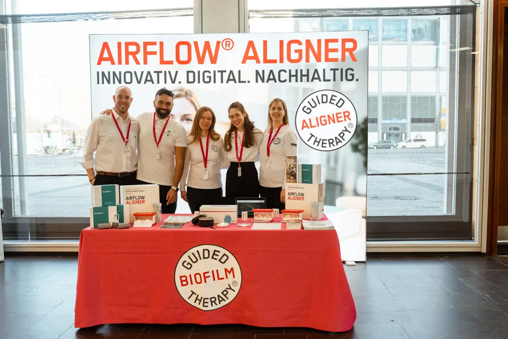 EMS stand den Besuchern des Berliner Summits mit einem kompetenten Team zur Seite. Das Interesse am neuen AIRFLOW® ALIGNER war groß.