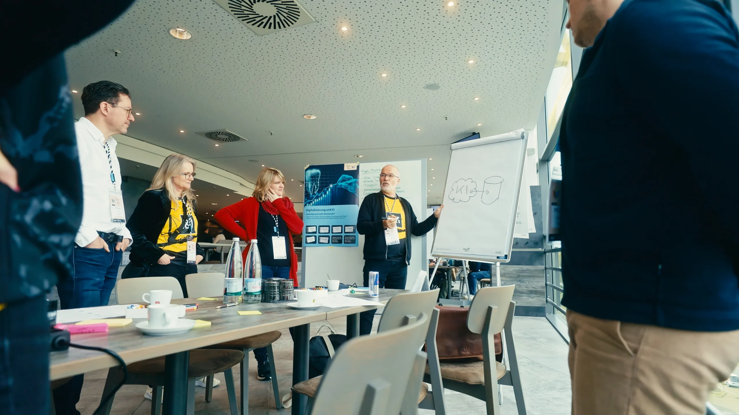 Die Teams beim Odontathon sind interdisziplinär angelegt und bringen kreative Denker, Innovatoren und Fachleute wie Zahnärzt/-innen, Praxismitarbeitende und Dentalunternehmen zusammen.