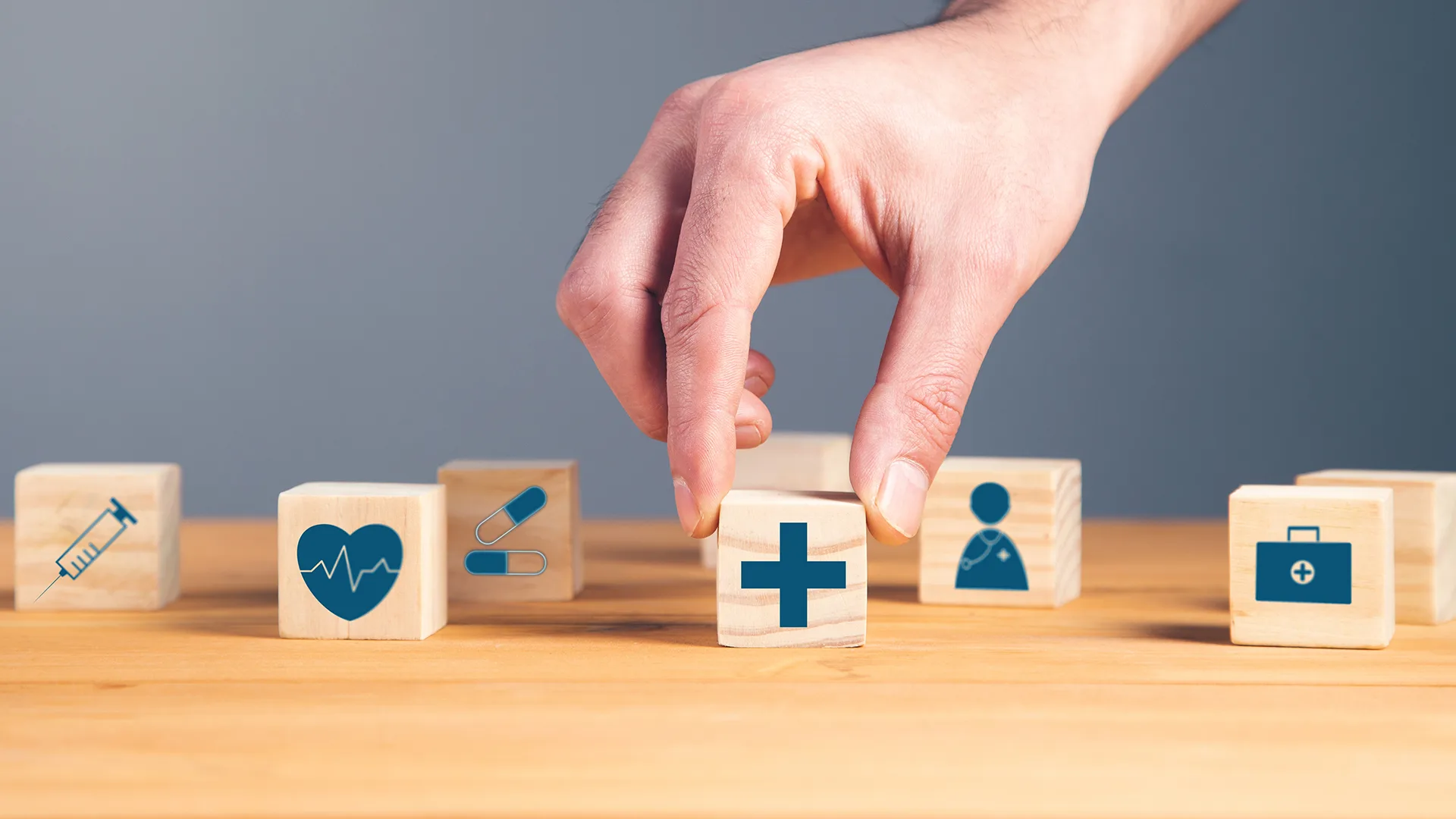 Bauklötze auf denen verschiedene medizinische Symbole sind.