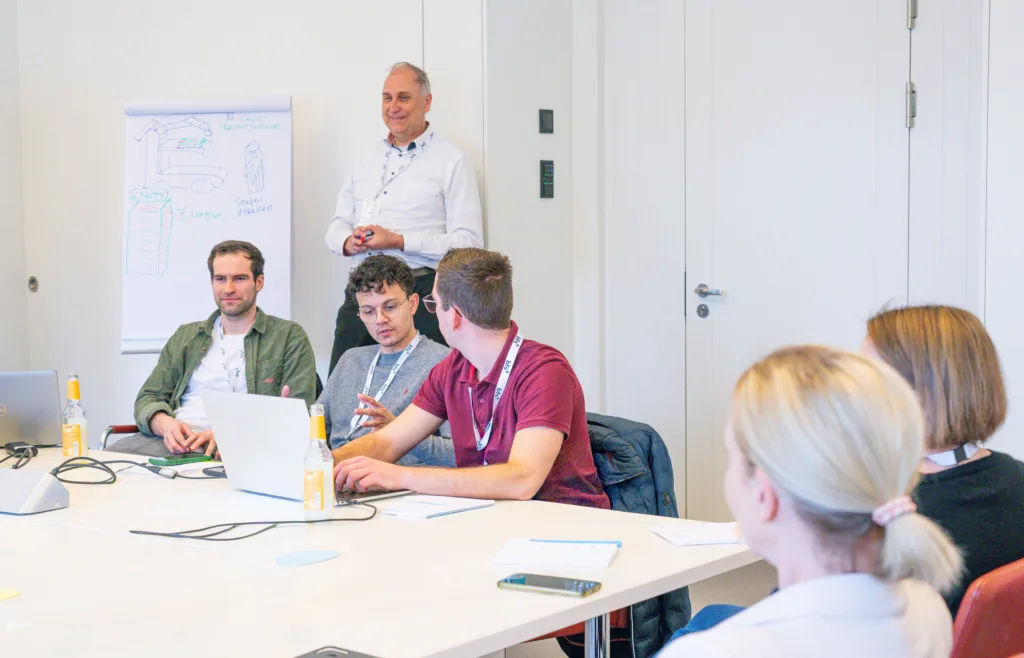 Der Odontathon bringt gerade kreative Denker, Innovatoren und Fachleute wie Zahnärztinnen und Zahnärzte, Praxismitarbeitende und Dentalunternehmen zusammen und schafft so die Grundlage, um Verbesserungen anzustoßen.