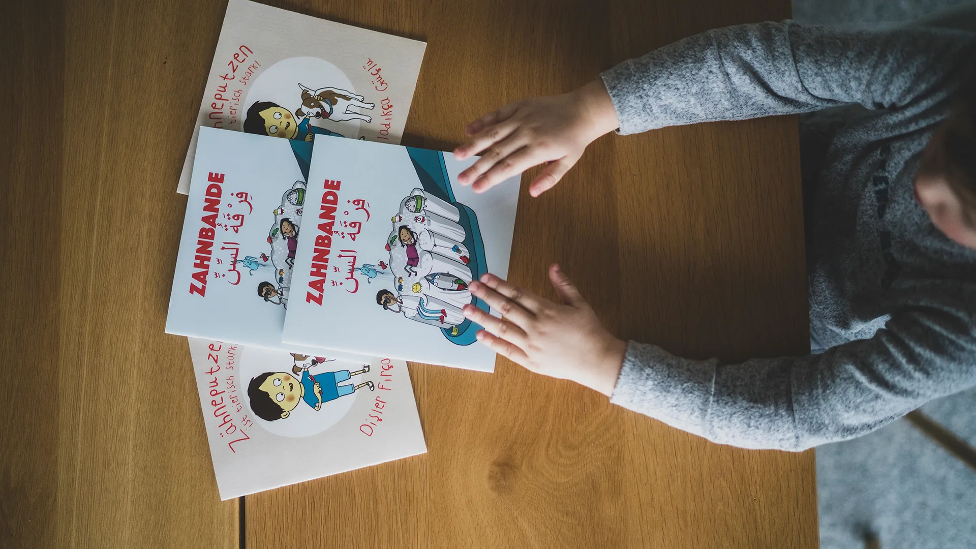 Ein Kind schaut sich Bücher an.