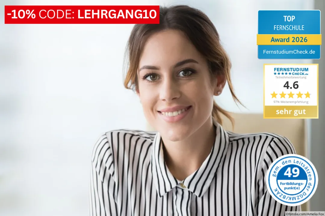 Eine Frau lächelt in die Kamera