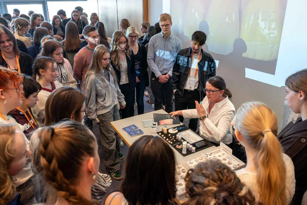 Der Zahntechniker-Nachwuchs bildet sich ebenfalls weiter.