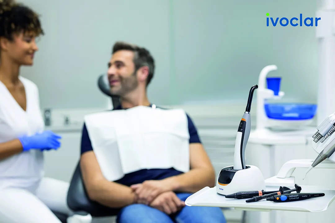 Ein Patient unterhält sich mit seiner Zahnärztin in einer Zahnarztpraxis.