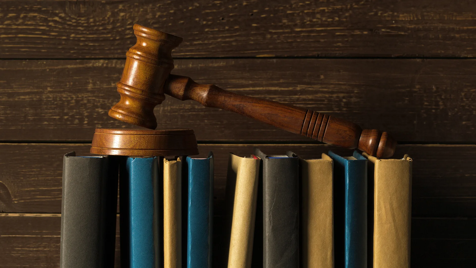 Bücher und oben drauf ein Hammer.