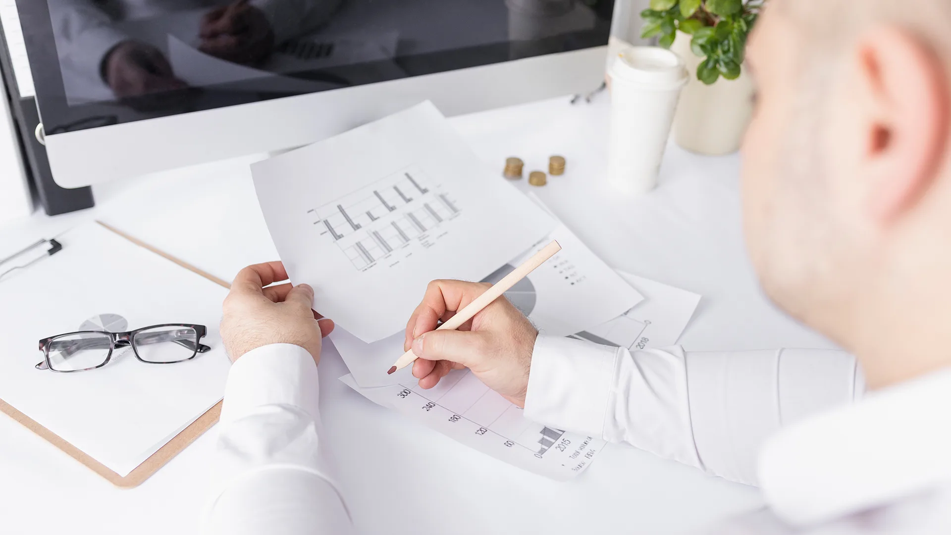 Mann schaut sich Grafiken an