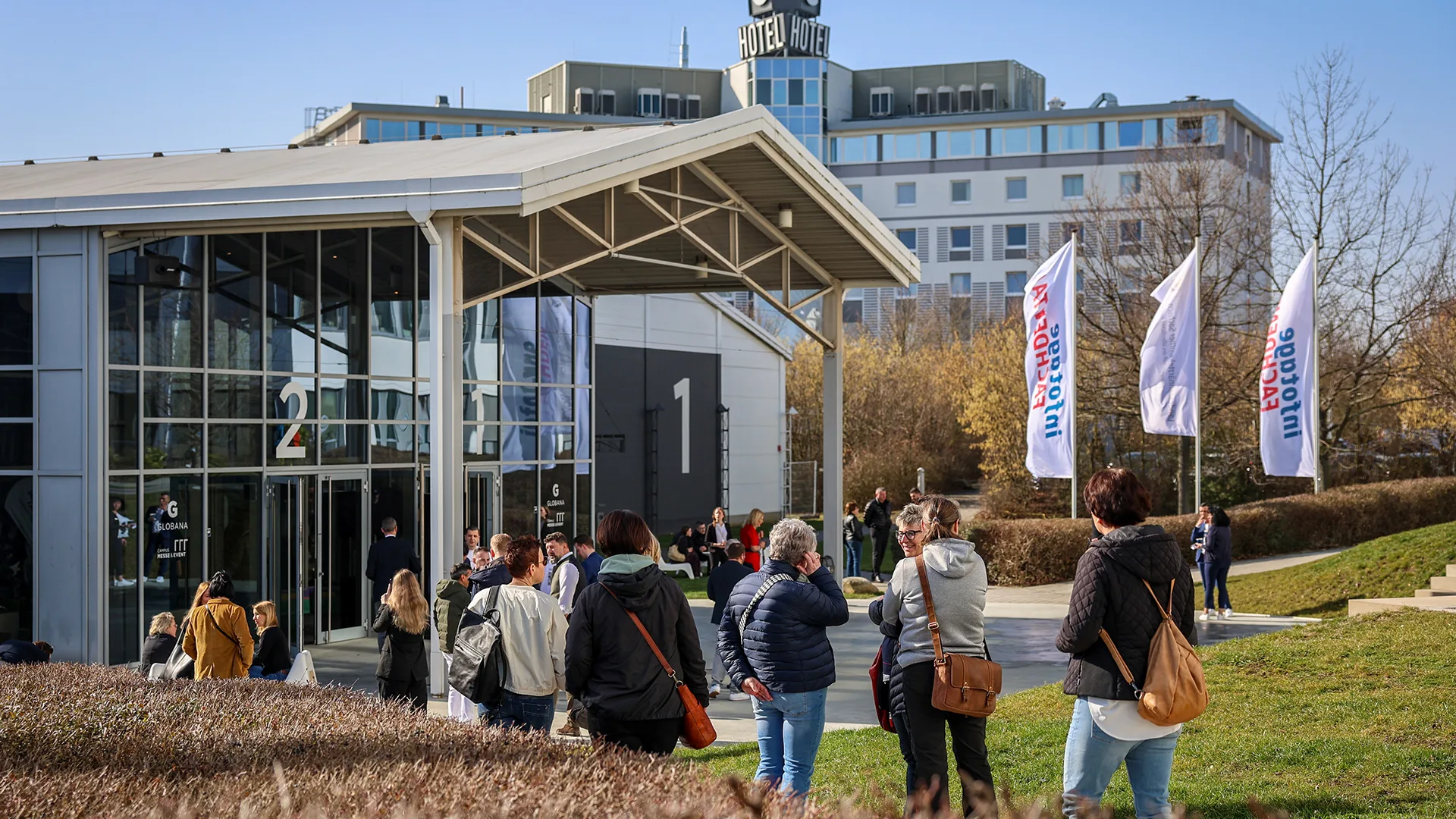 Menschenansammlung vor dem Eingang zur Messe