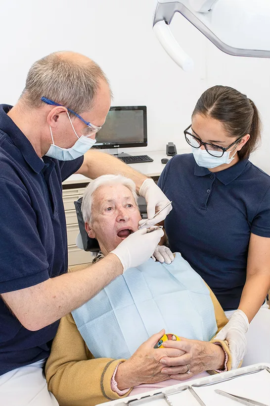 Die Behandlung in der Zahnarztpraxis ermöglicht den Einsatz der gesamten diagnostischen und therapeutischen Infrastruktur. Eine seniorengerechte Praxisgestaltung und eine empathische Betreuung erleichtern die Behandlung.