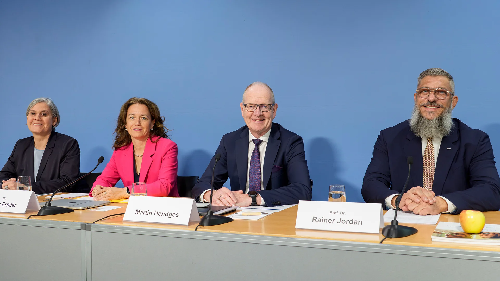 Abb. 1: Presseverantwortliche Jette Krämer, BZÄK-Präsidentin Dr. Romy Ermler, KZBV-Vorstandsvorsitzender Martin Hendges und Prof. Dr. Rainer Jordan, Wissenschaftlicher Direktor des IDZ (v. lks. n. re.).