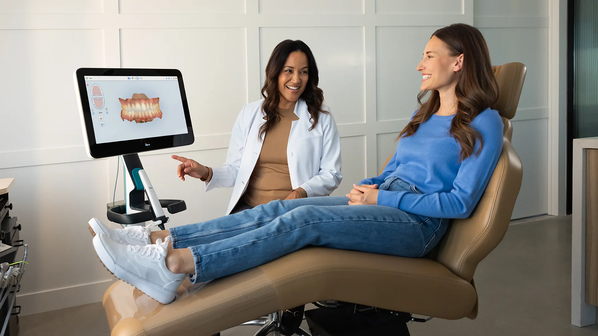 Eine Ärztin zeigt einer Patienten etwas auf dem Bildschirm.