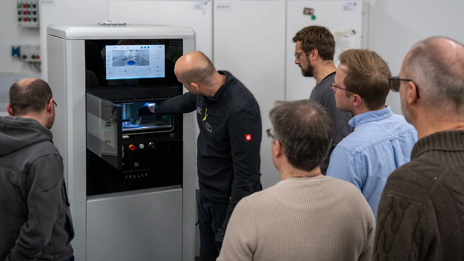 Mitarbeiter zeigt Interessenten wie das 2Create System funktioniert.