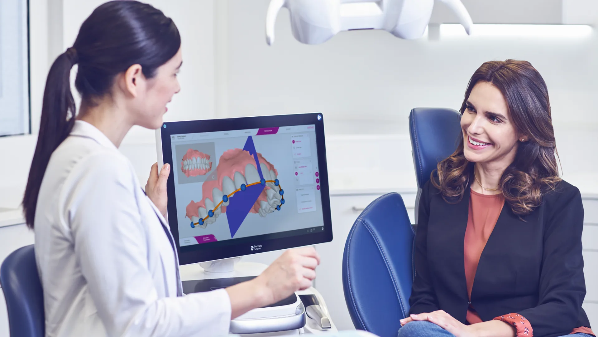 Eine Ärztin am Bildschirm erklärt einer Patientin etwas.