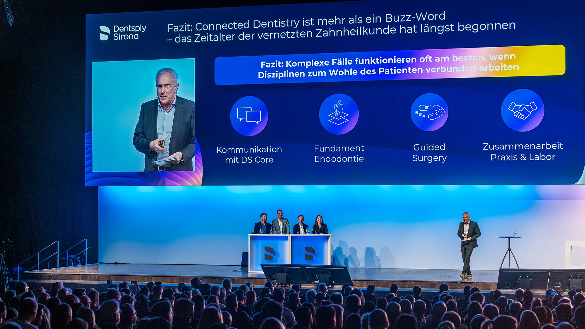 Vortrag auf einer Bühne.