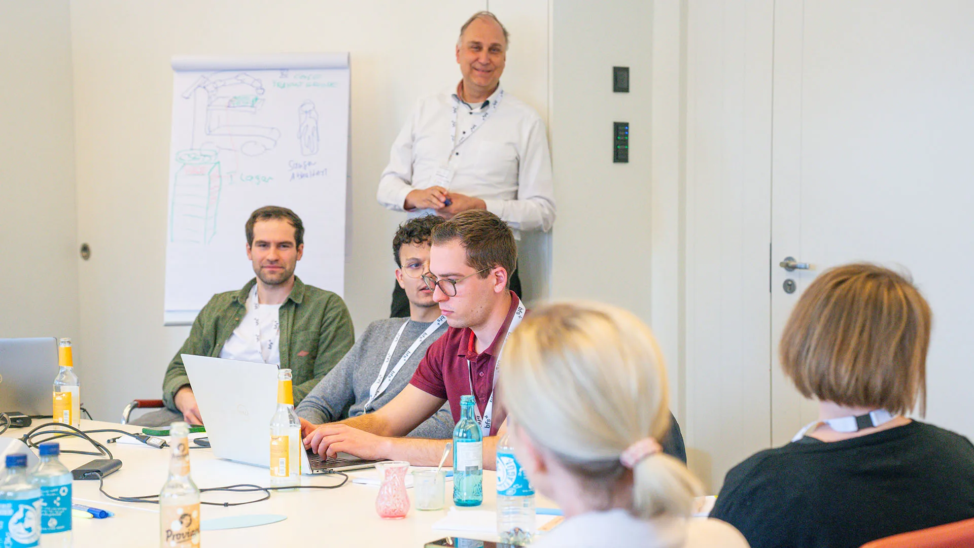 Menschen in einem Raum zusammen.