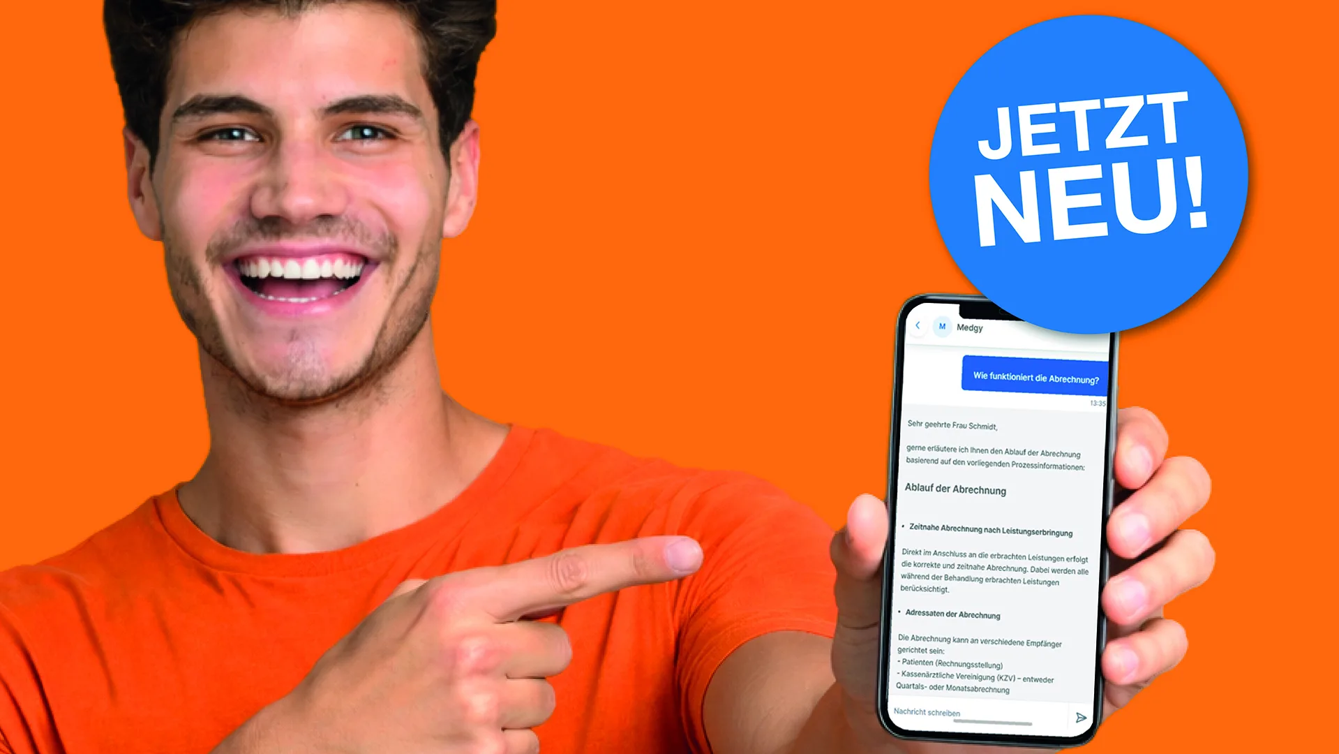 Ein Mann hält ein Handy in die Kamera.