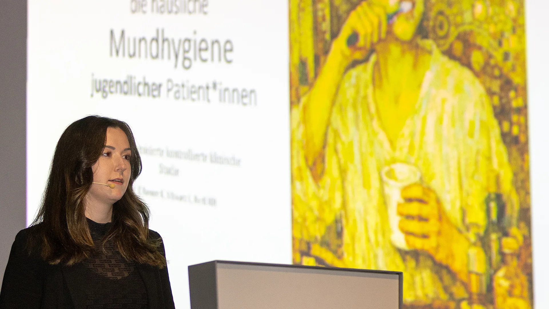Eine junge Frau hält einen Vortrag.