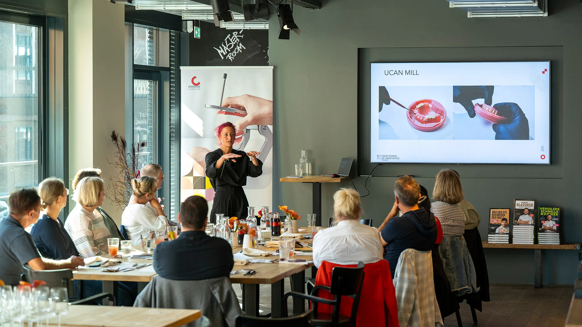 Raum gefüllt mit Menschen die einem Vortrag zuhören.
