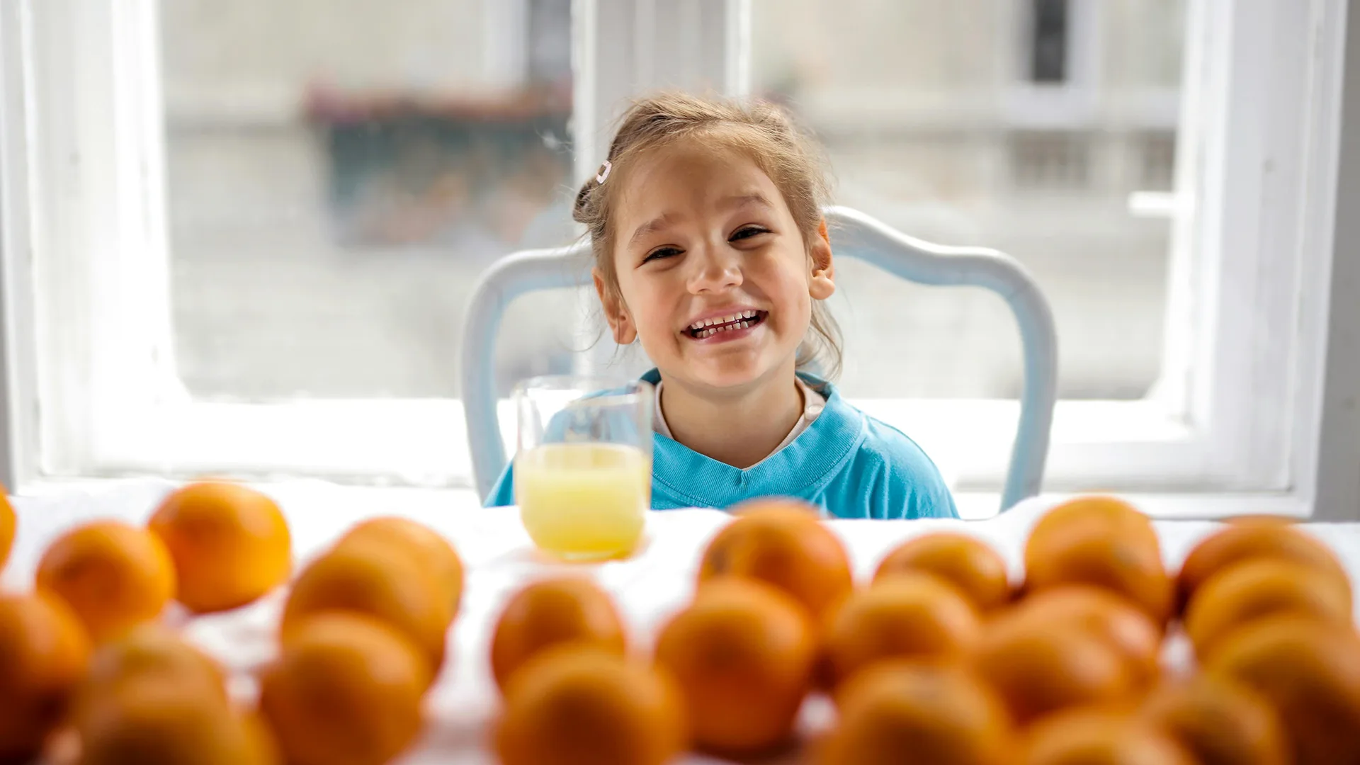 Ein Kind sitzt an einem Tisch.