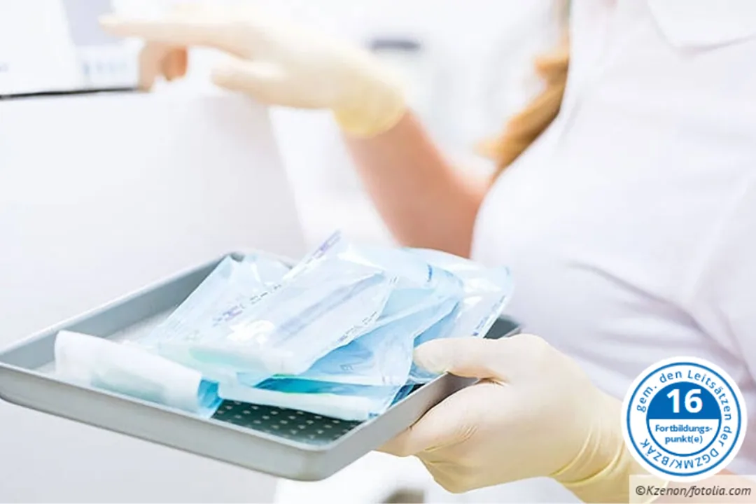 Roter Rabattcode Webinar Hygienebeauftragte/-r. Frauenhände in Handschuhen.