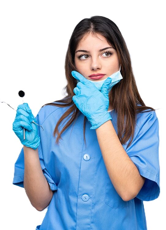 Eine Frau im Kittel, die nachdenkt