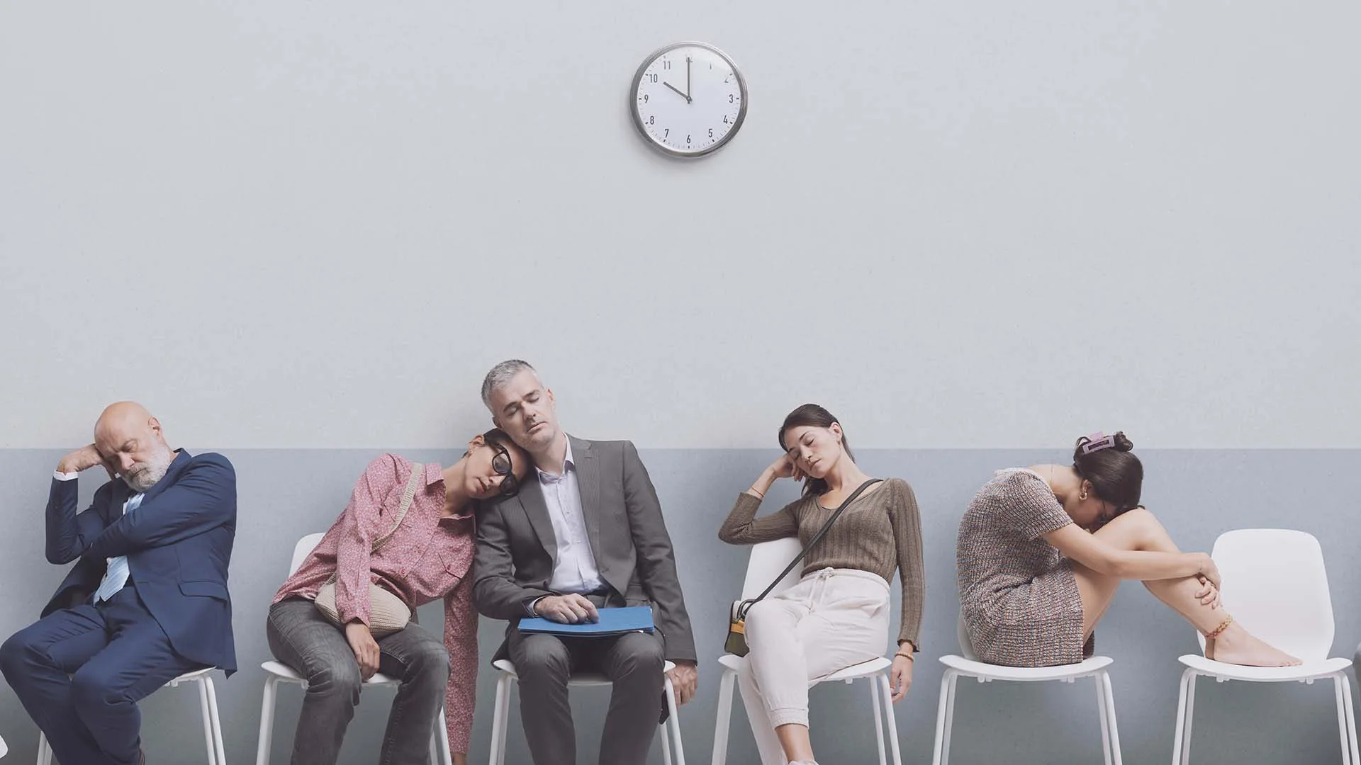 Bild von einer Gruppe von Menschen im Wartezimmer.