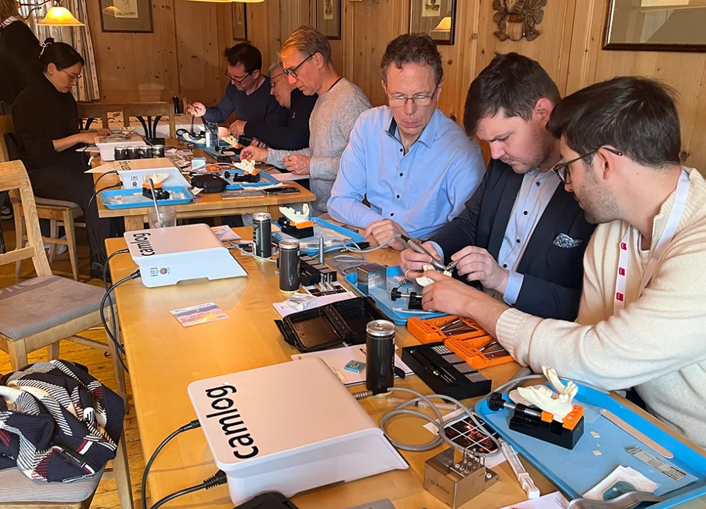 Praktische Tipps und Tricks um die Schalentechnik für den lateralen Knochenaufbau trainierten die Teilnehmer in dem Workshop mit Dr. Sven Görrissen, Bad Segeberg. 