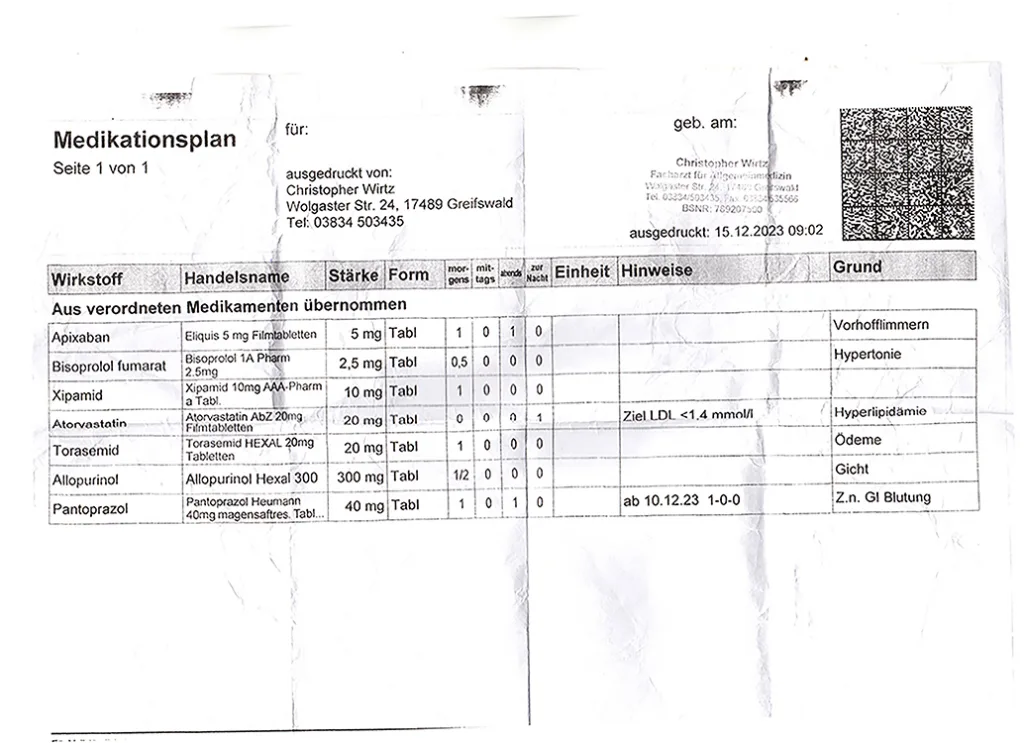 Abb. 2 a–m: Klinische und radiologische Dokumentation eines 82-jährigen männlichen Patienten (geb. 4.2.1943) mit generalisierter Parodontitis Stadium IV Grad C [24]. Im Vorfeld der systematischen parodontalen Therapie traten nach den Extraktionen der Zähne 31 und 41 orale Blutungen, die zahnärztliche Interventionen im Rahmen von Notfallbehandlungen erforderten, auf. Der Patient litt unter Bluthochdruck, Vorhofflimmern und hatte bereits einen Herzinfarkt erlitten. Er nimmt täglich einen Gerinnungshemmer mit dem Wirkstoff Apixaban (Eliquis®, Swords Laboratories Unlimited Company T/A Bristol Myers Squibb Pharmaceutical Operations) ein. Die klinischen Aufnahmen entstanden während bzw. nach der subgingivalen Instrumentierung. Sie illustrieren die Möglichkeiten der Blutstillung durch Spülung mit Wasserstoffperoxid (3%) und die Kompression mit bukkalen bzw. interdentalen Tupfern.