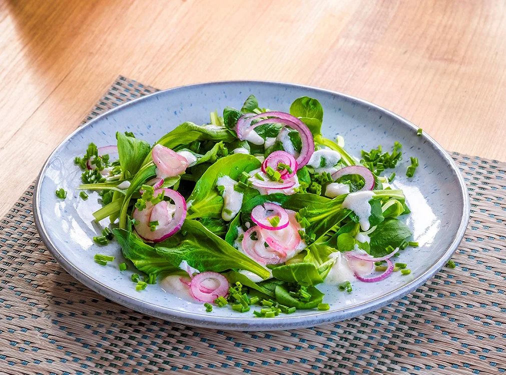 Feldsalat mit Joghurtdressing (Zutaten für zwei Portionen)