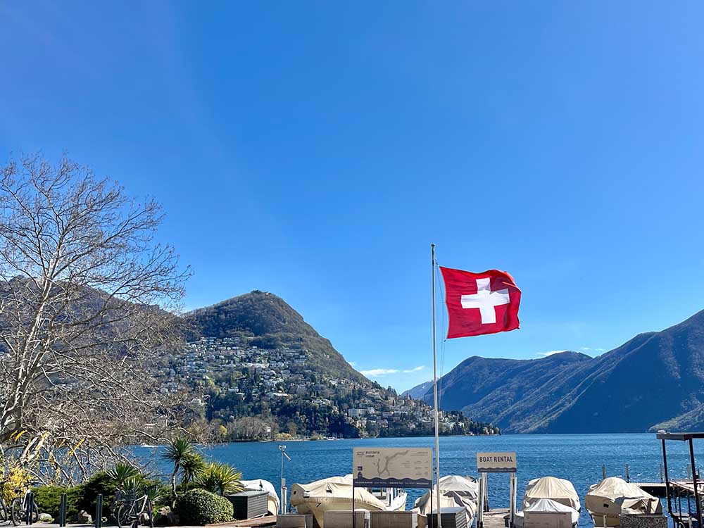 Blick vom Ufer in Lugano hinüber zum Monte Brè.