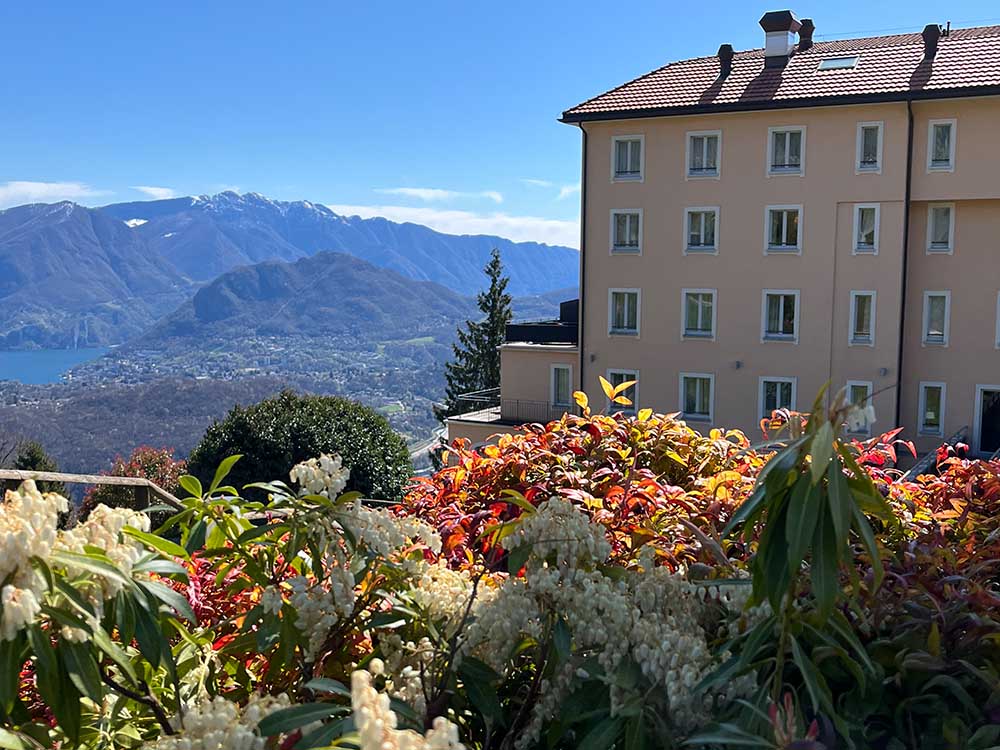 Das Kurhaus Cademario inmitten eines Parks.