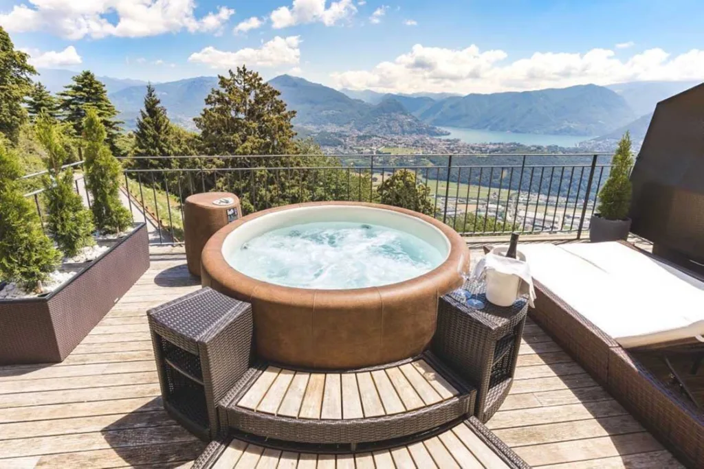 Manche Suiten haben auf dem Balkon einen eigenen Whirlpool.