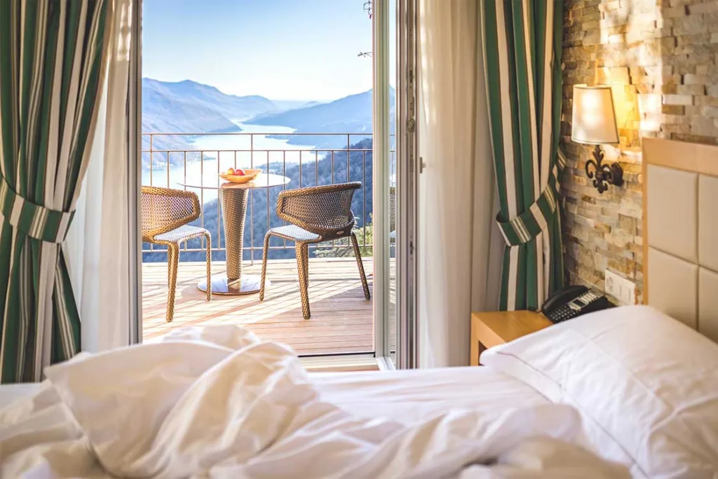 Großzügiges Zimmer mit aussichtsreichem Südbalkon.