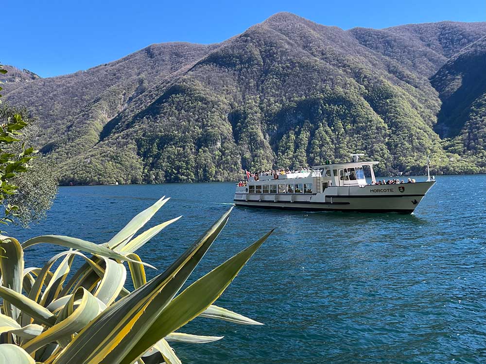 Per Schiff über den Luganer See.