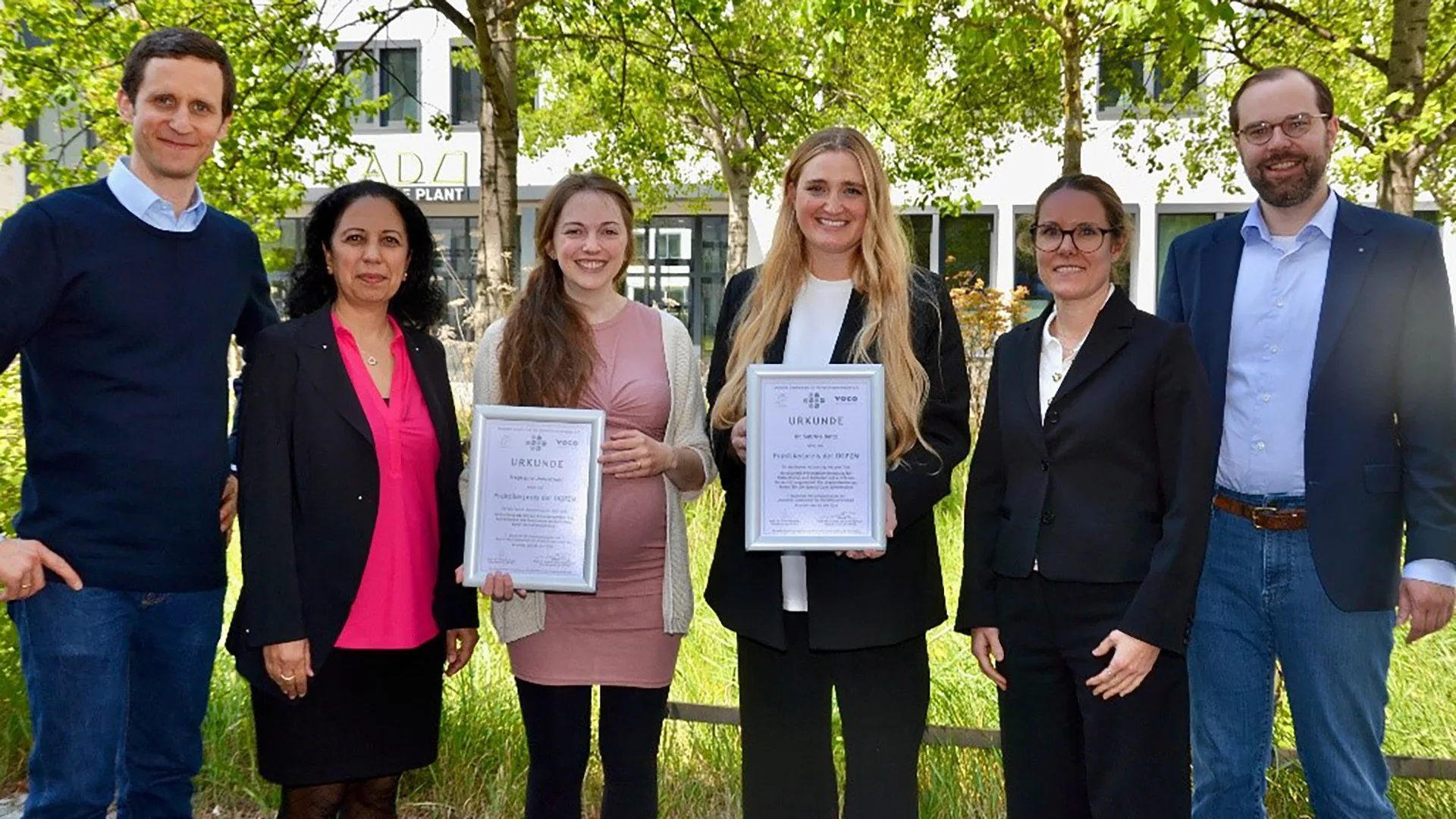 München, 8. Mai 2026: Dr. Sabrina Reitz (3. von rechts, Platz 1) und Dr. Stephanie Jonuscheit (3. von links, Platz 2) nahmen ihre Urkunden für den Praktikerpreis 2026 entgegen. Der DGPZM Vorstand gratulierte bei der Preisübergabe (von links nach rechts): Dr. Benedikt Luka (Schatzmeister), Prof. Dr. Anahita Jablonski-Momeni (Vizepräsidentin), Prof. Dr. Cornelia Frese (Präsidentin), Prof. Dr. Dr. Philipp Kanzow (Generalsekretär).