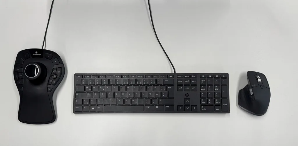 Abb. 2: Aufbau digitaler Arbeitsplatz: 3D-Maus (SpaceMouse® Pro, 3Dconnexion), Keyboard (Mitte) und programmierbare kabellose 6-Tasten-Maus mit Vertikal- und Horizontal-Scrollrad (MX Master 3S, Logitech)