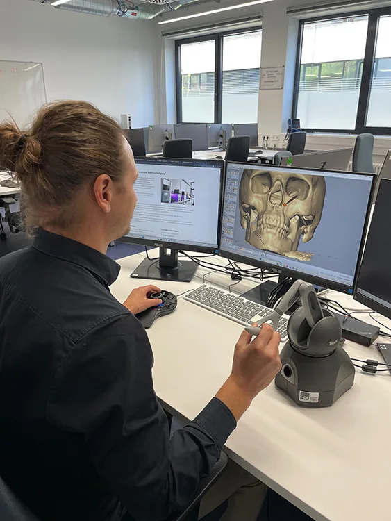 Abb. 8: Anwendung des haptischen Bedienelements im digitalen Ablauf bei der Bearbeitung eines segmentierten DVT-Datensatzes für z.B. patientenspezifische Implantate