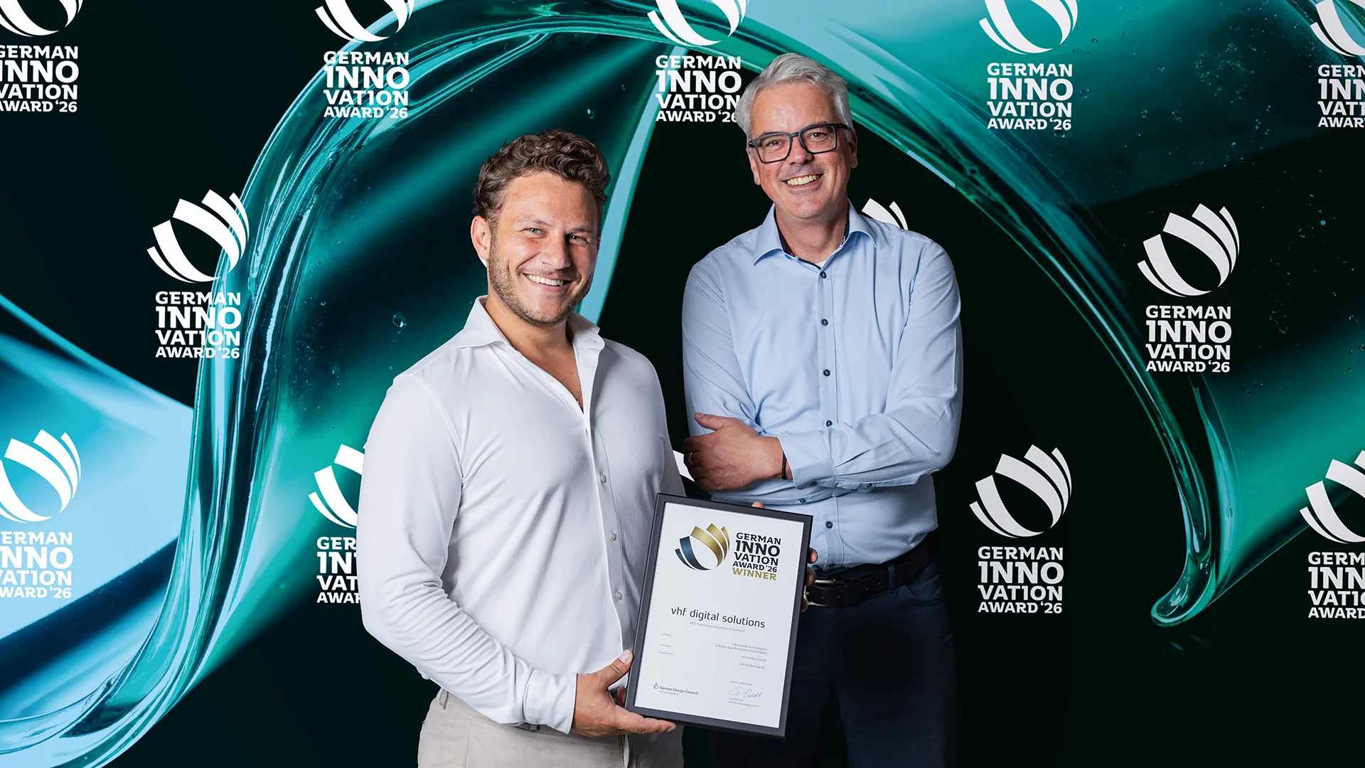 Preisverleihung beim German Innovation Award: Axel Bartmann, Head of Marketing & Communications (rechts), und Tim Zinser, Product Manager Dental Systems (links), mit der Auszeichnung für die vhf digital solutions.